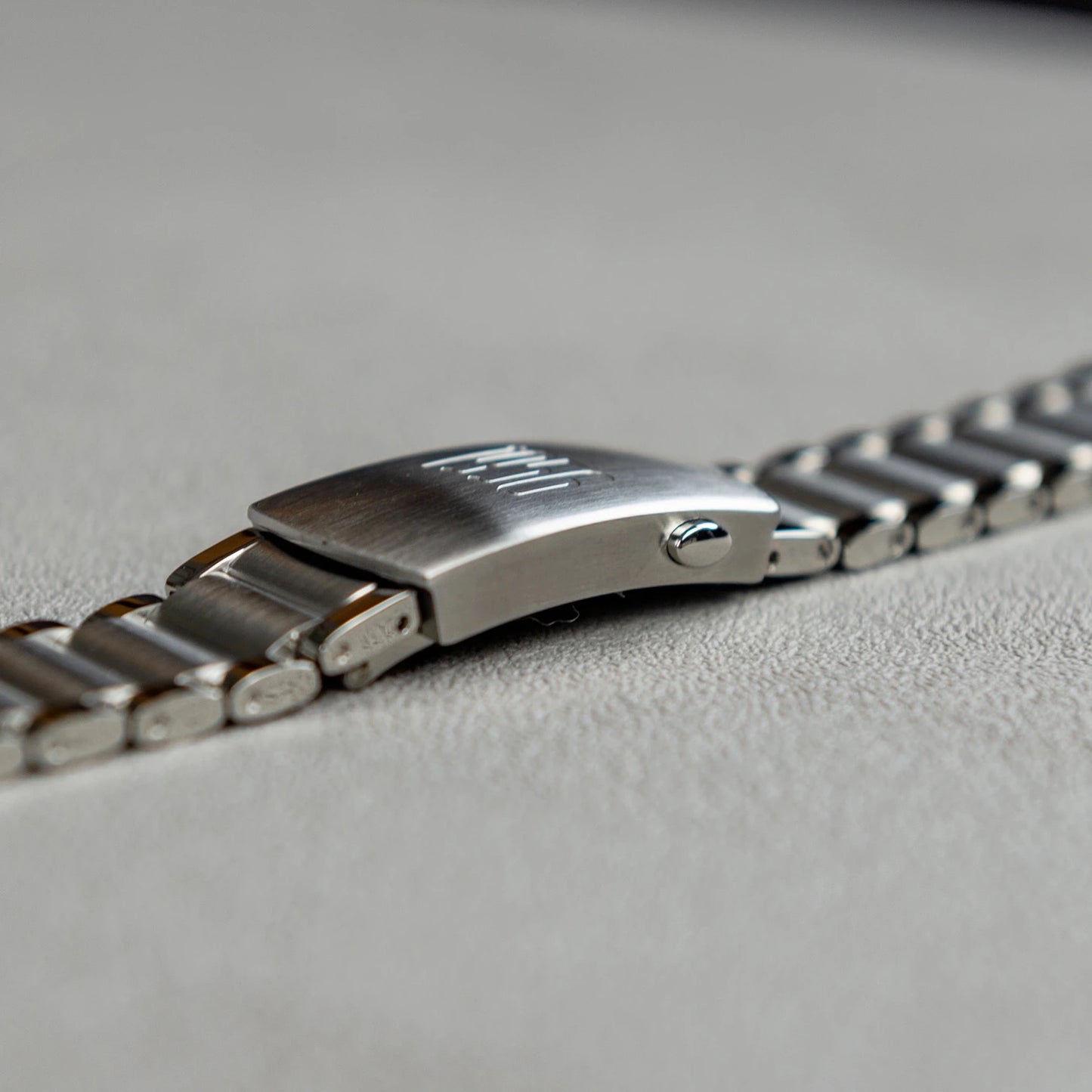 ECHO NEUTRA : BRACELET EN METAL 1956