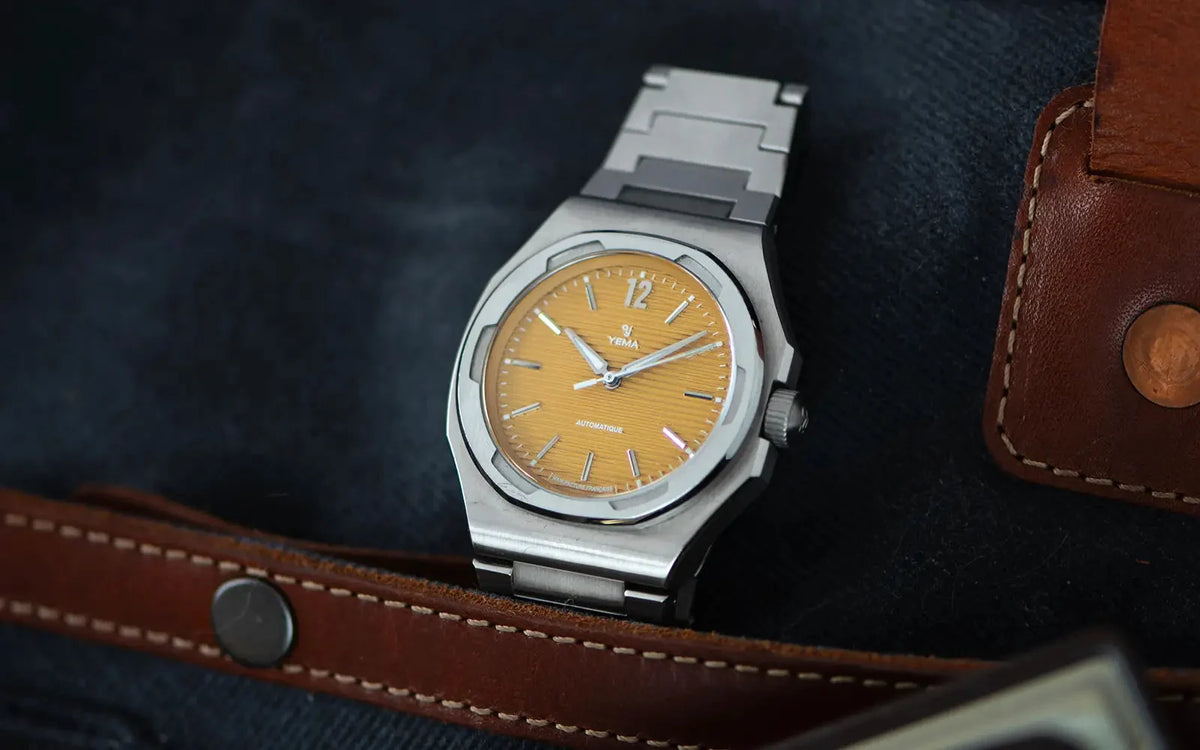 Yema Wristmaster Slim CMM.20 jaune โ prรฉsentation en ambiance