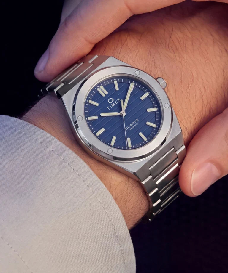 Timex : Q Timex Marbella bleu 40,5 mm, vue au poignet