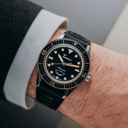 Squale SUB-37 Légende — bracelet caoutchouc noir — portée au poignet