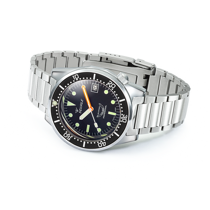 Squale 1521 Classic noire — Base — Acier — détail de la montre