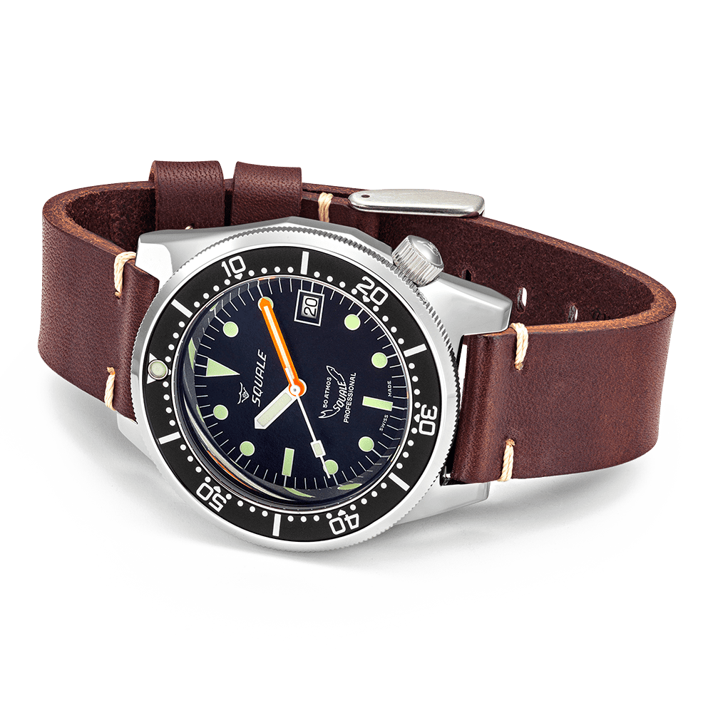 Squale 1521 Classic noire — Base — Cuir marron foncé — détail de la montre