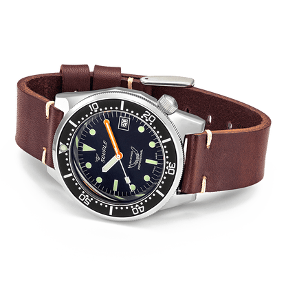 Squale 1521 Classic noire — Base — Cuir marron foncé — détail de la montre