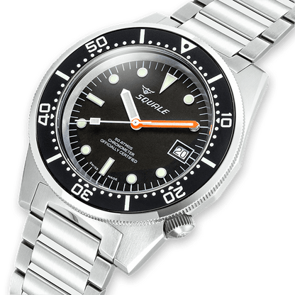Squale 1521 Classic COSC noire — bracelet acier — vue de trois quarts