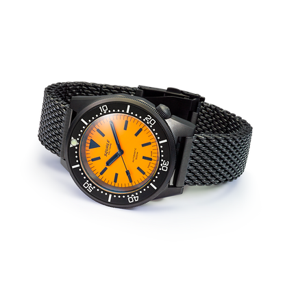Squale 1521 Full Luminous orange Militaire — Milanais noir — détail de la montre