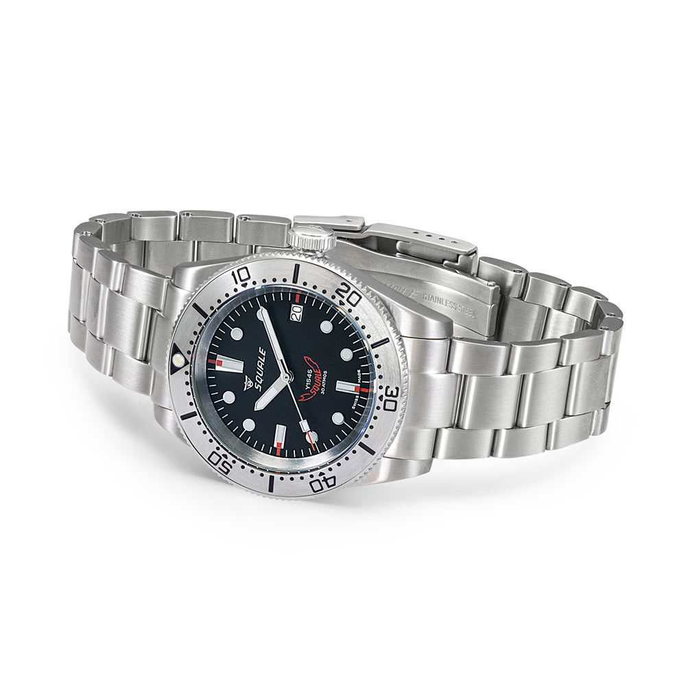 Squale 1545 noire à lunette acier — bracelet acier — vue de trois quarts