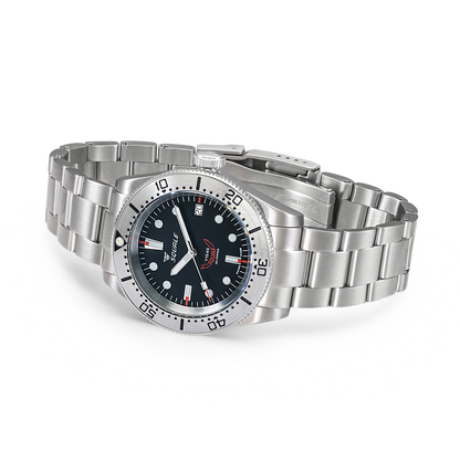 Squale 1545 noire à lunette acier — bracelet acier — vue de trois quarts