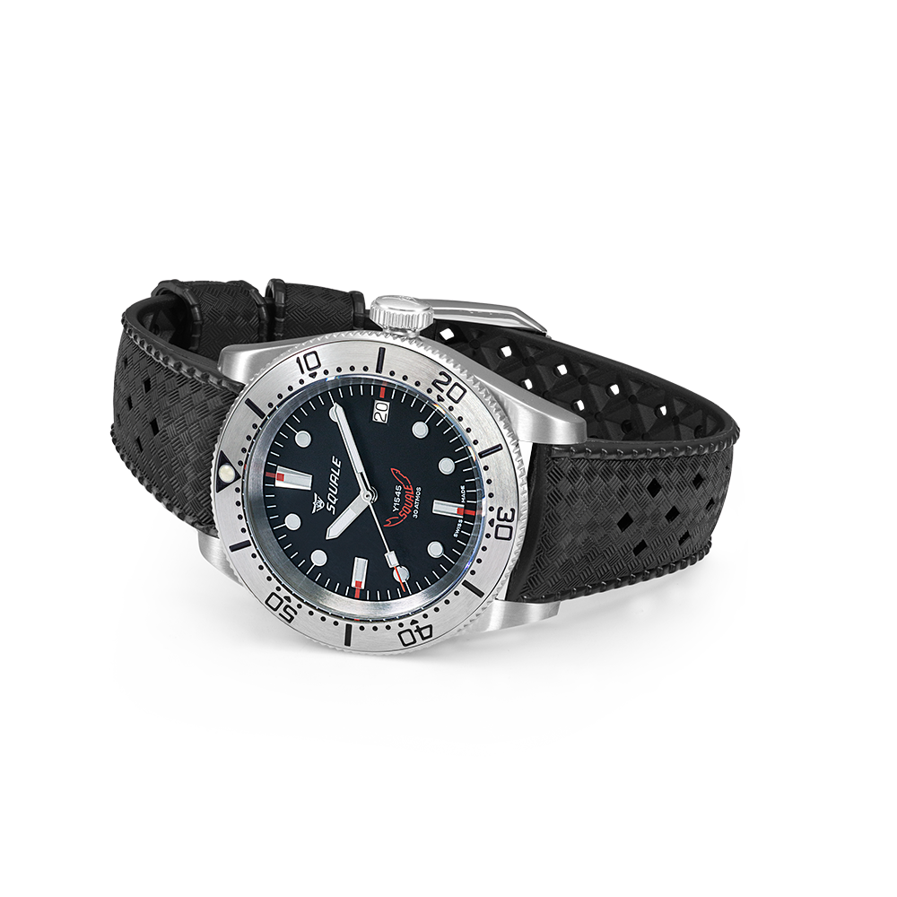 Squale 1545 noire à lunette acier — bracelet caoutchouc noir — vue de trois quarts