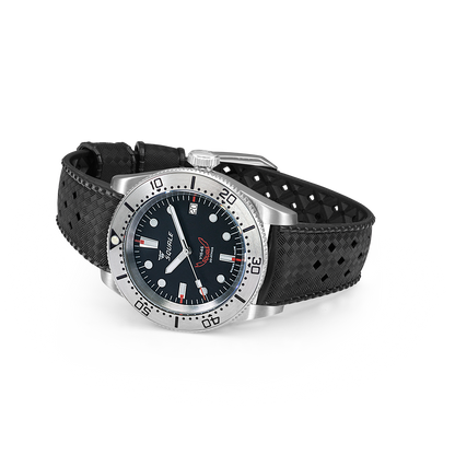 Squale 1545 noire à lunette acier — bracelet caoutchouc noir — vue de trois quarts