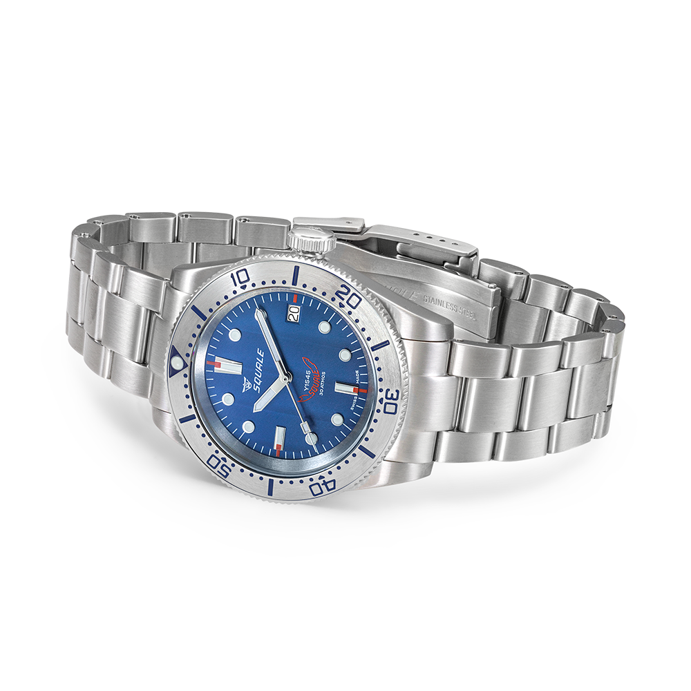 Squale 1545 bleue à lunette acier — bracelet acier — vue de trois quarts