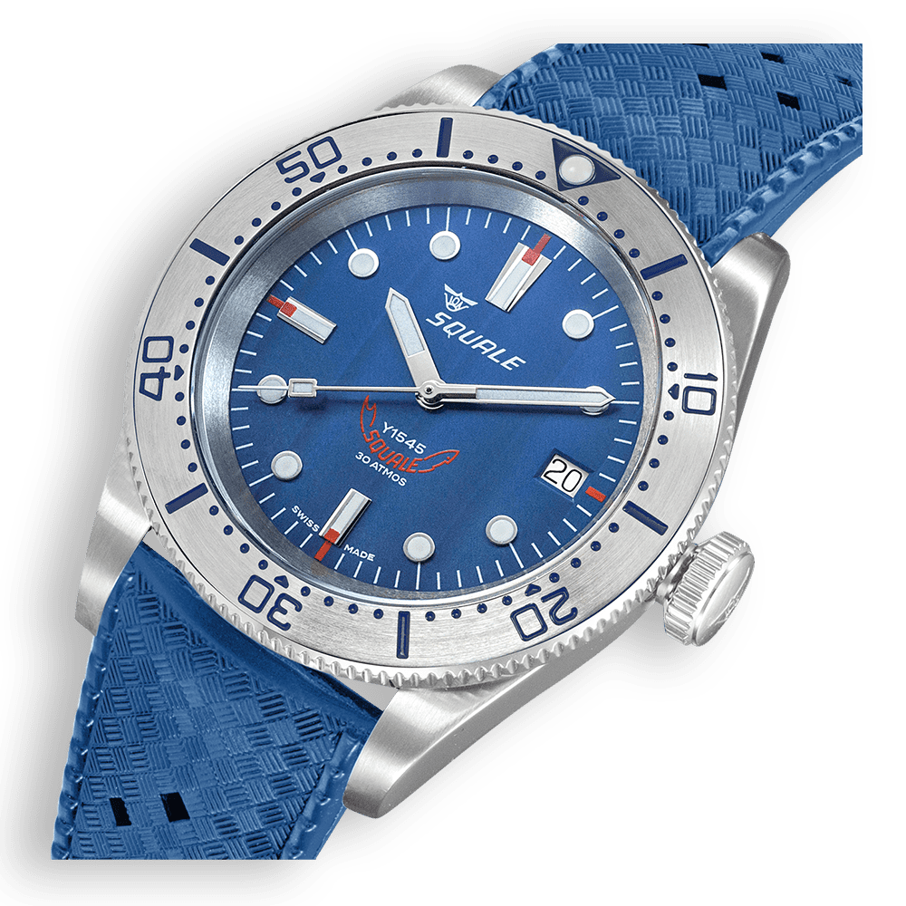 Squale 1545 bleue à lunette acier — bracelet caoutchouc bleu — détail du cadran