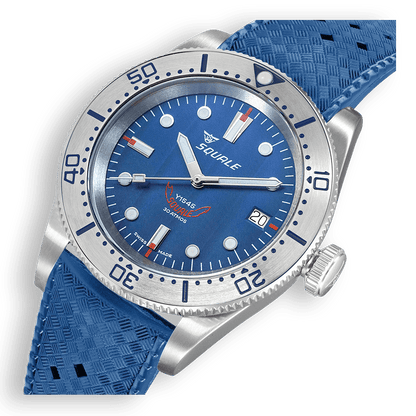 Squale 1545 bleue à lunette acier — bracelet caoutchouc bleu — détail du cadran