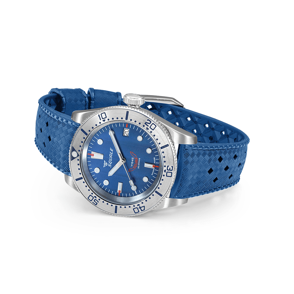 Squale 1545 bleue à lunette acier — bracelet caoutchouc bleu — vue de trois quarts
