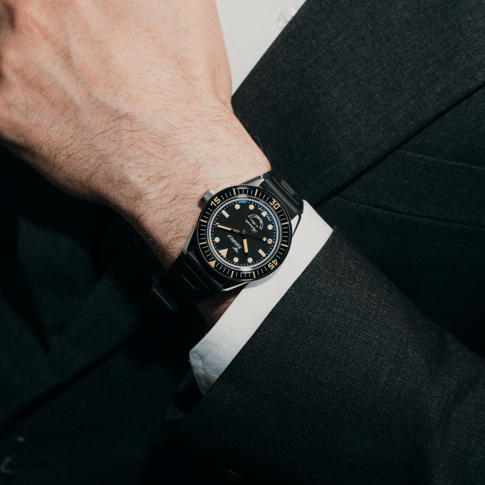 Squale SUB-37 Légende — bracelet caoutchouc noir — portée au poignet, seconde vue