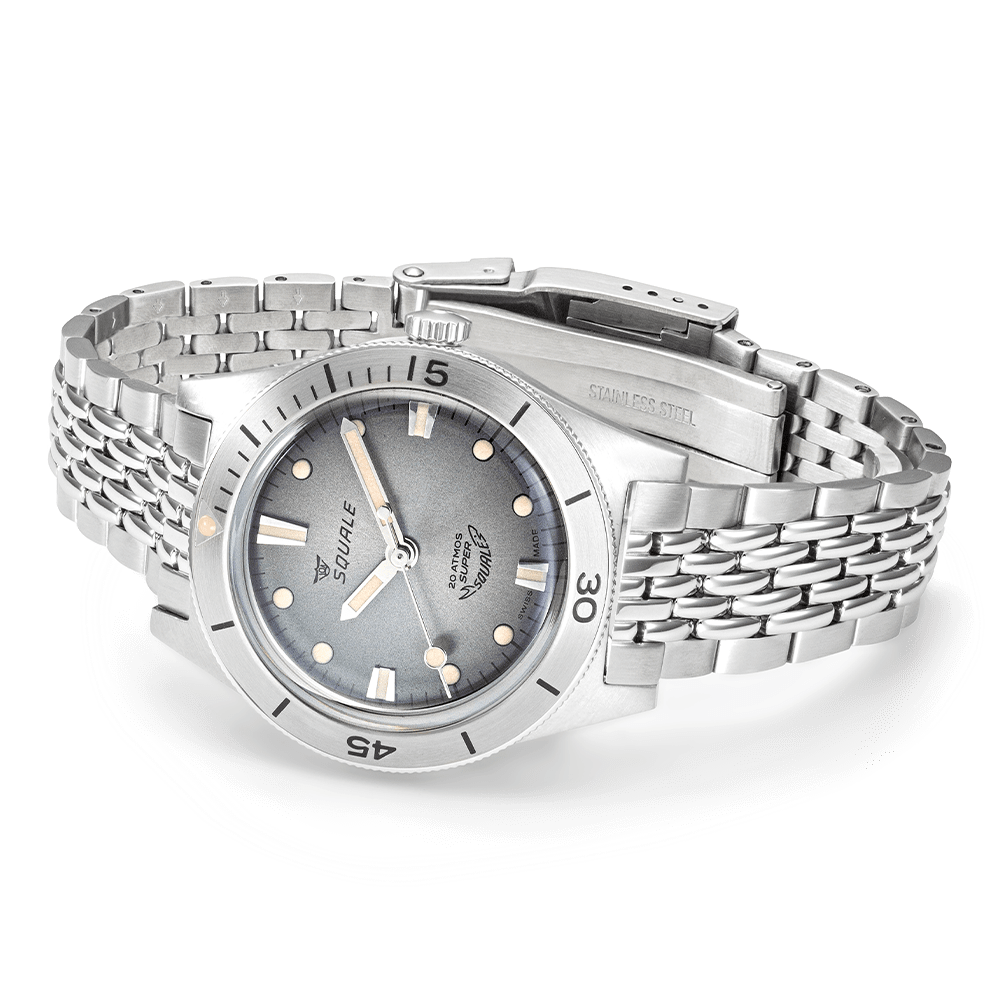 Squale Super Squale Sunray grise — bracelet acier — vue de trois quarts