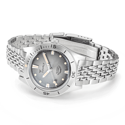 Squale Super Squale Sunray grise — bracelet acier — vue de trois quarts