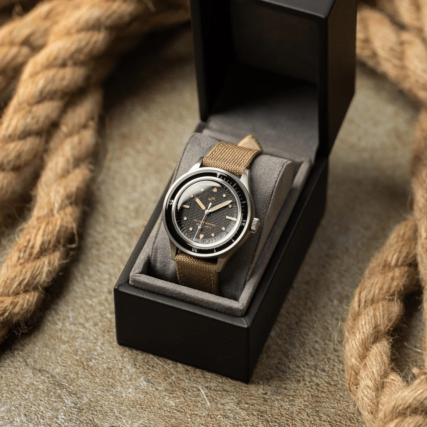 ACERCA DE VINTAGE: 1956 MARINO - ACERO NEGRO