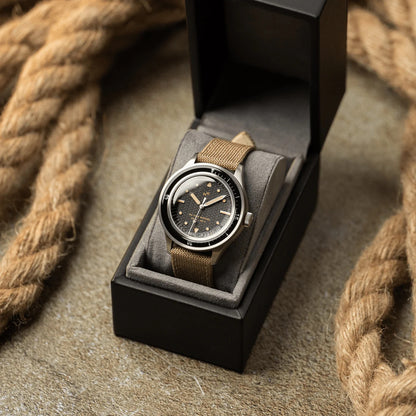 ACERCA DE VINTAGE: 1956 MARINO - ACERO NEGRO