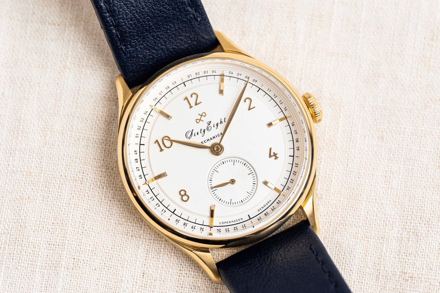 AV86 : 1968 MECHANICAL GOLD WHITE