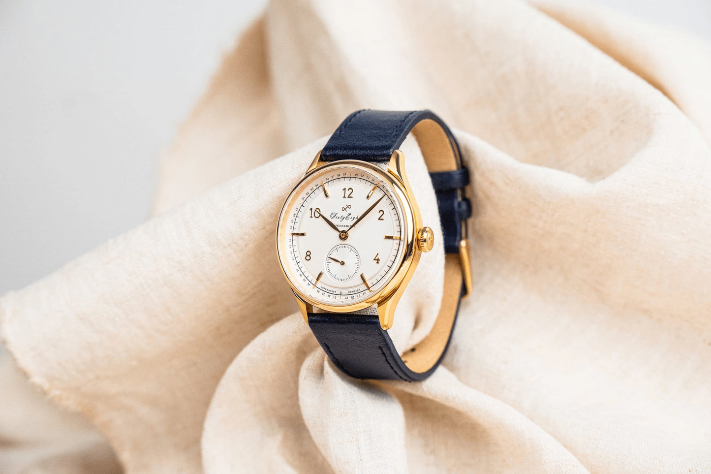 AV86 : 1968 MECHANICAL GOLD WHITE