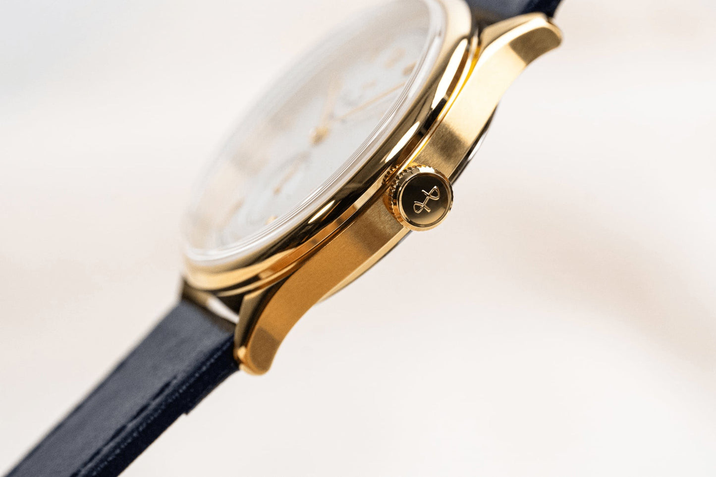 AV86 : 1968 MECHANICAL GOLD WHITE