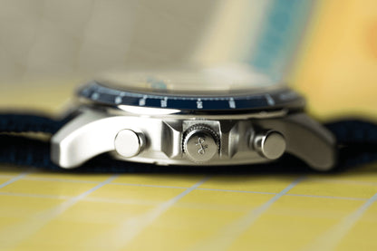 AV86 : 1960 RACING CHRONOGRAPHE - STEEL / NAVY & WHITE