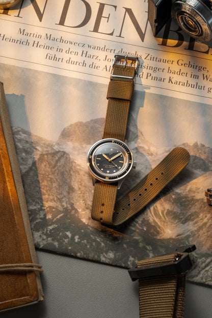 MONTRE AV86 : 1956 MARINE QUARTZ NOIR & GILT