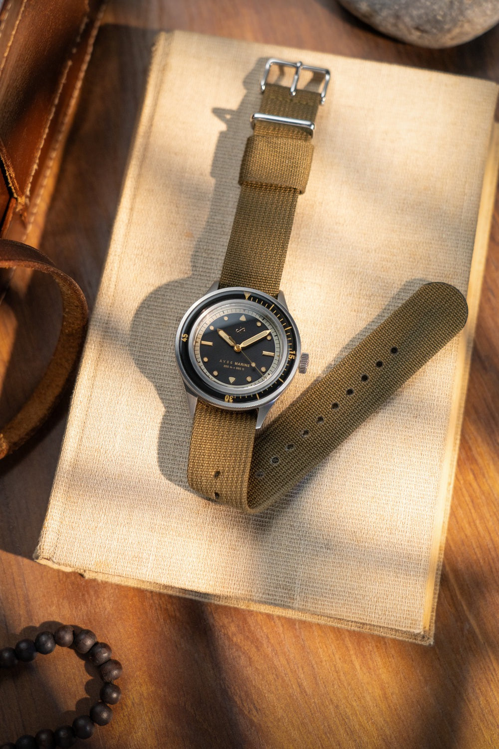 MONTRE AV86 : 1956 MARINE QUARTZ NOIR & GILT