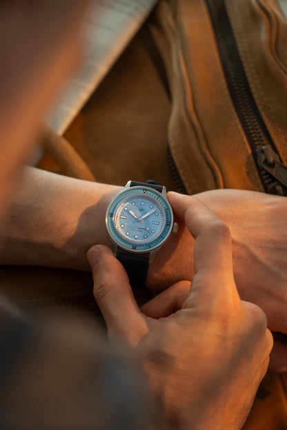 MONTRE AV86 : 1956 MARINE QUARTZ BLEU CLAIR