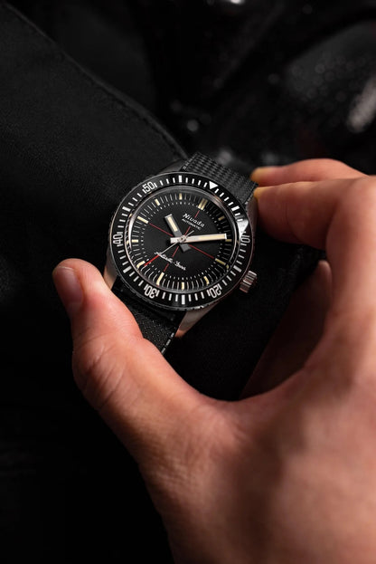 NIVADA GRENCHEN : ANTARCTIC DIVER