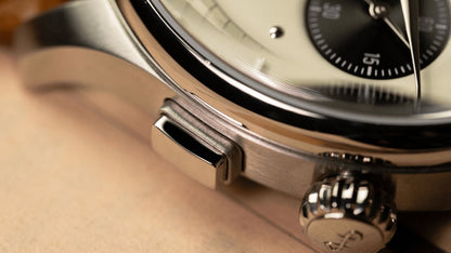 AV86 : 1934 TELECHRON STEEL OFF WHITE & BLACK