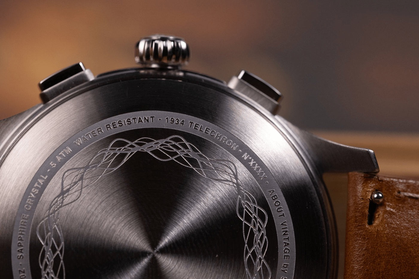 AV86 : 1934 TELECHRON STEEL OFF WHITE & BLACK