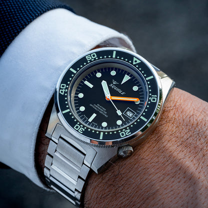 Squale 1521 Classic COSC noire — bracelet acier — portée au poignet