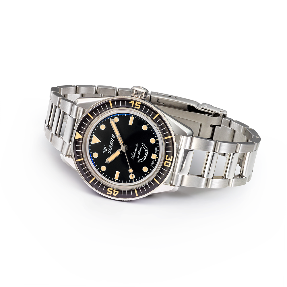 Squale SUB-37 Légende — bracelet acier ajouré — vue de trois quarts