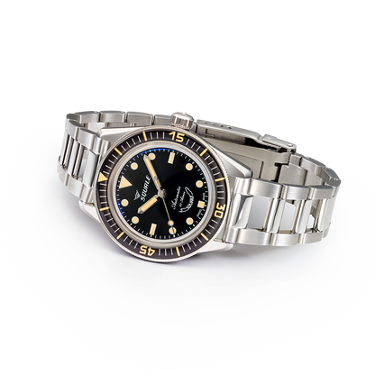 Squale SUB-37 Légende — bracelet acier ajouré — vue de trois quarts