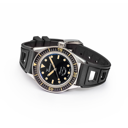 Squale SUB-37 Légende — bracelet caoutchouc noir — vue de trois quarts
