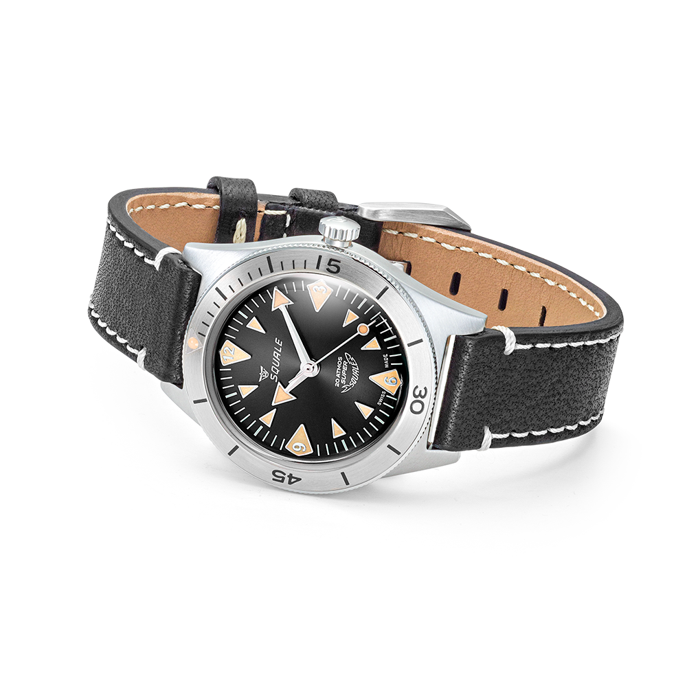 Squale Super Squale Big Arrows noire — bracelet cuir noir — vue de trois quarts