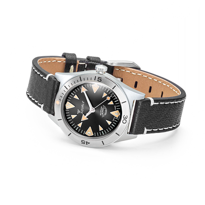 Squale Super Squale Big Arrows noire — bracelet cuir noir — vue de trois quarts