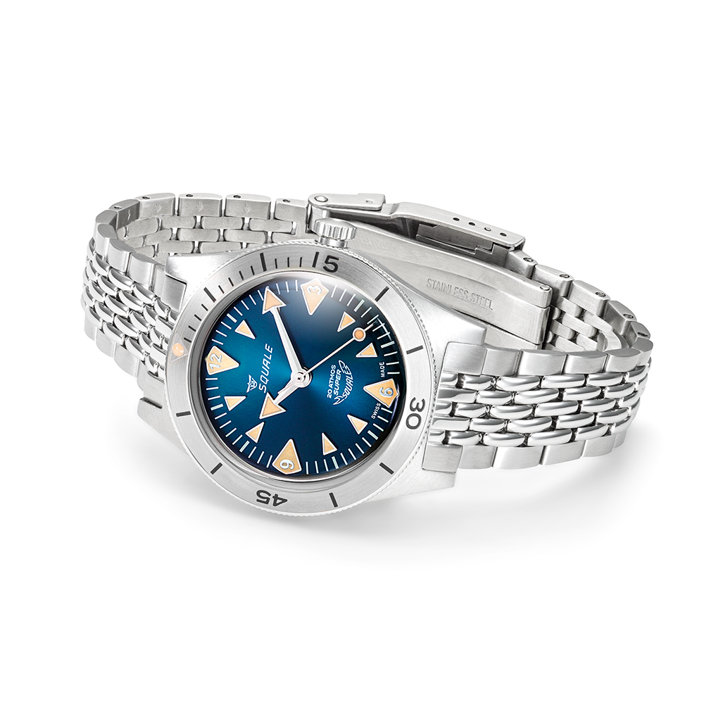Squale Super Squale Big Arrows bleue — bracelet acier — vue de trois quarts