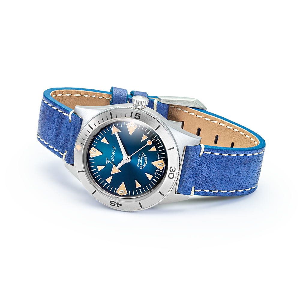 Squale Super Squale Big Arrows bleue — bracelet cuir bleu — vue de trois quarts
