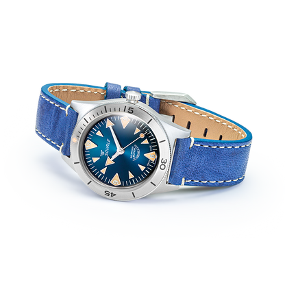 Squale Super Squale Big Arrows bleue — bracelet cuir bleu — vue de trois quarts