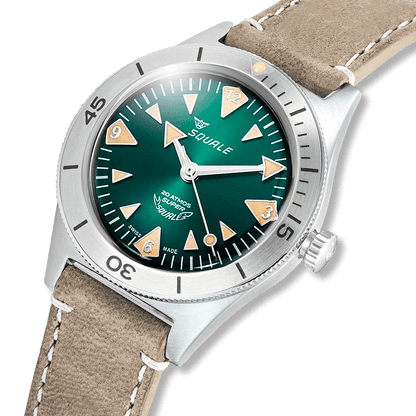 Squale Super Squale Big Arrows verte — bracelet cuir taupe — détail du cadran