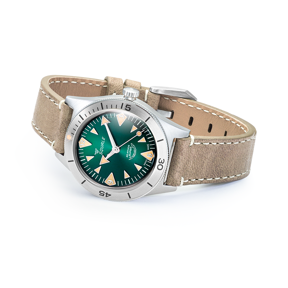 Squale Super Squale Big Arrows verte — bracelet cuir taupe — vue de trois quarts