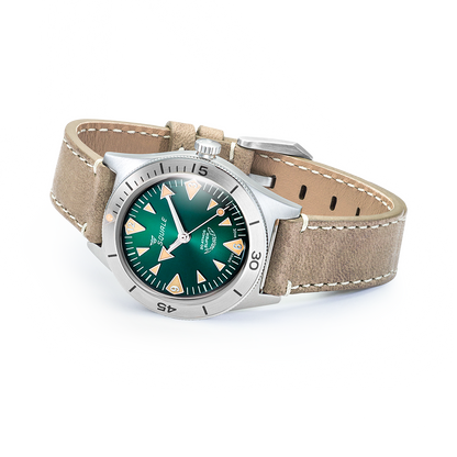 Squale Super Squale Big Arrows verte — bracelet cuir taupe — vue de trois quarts