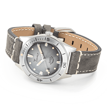 Squale Super Squale Sunray grise — bracelet cuir gris — vue de trois quarts