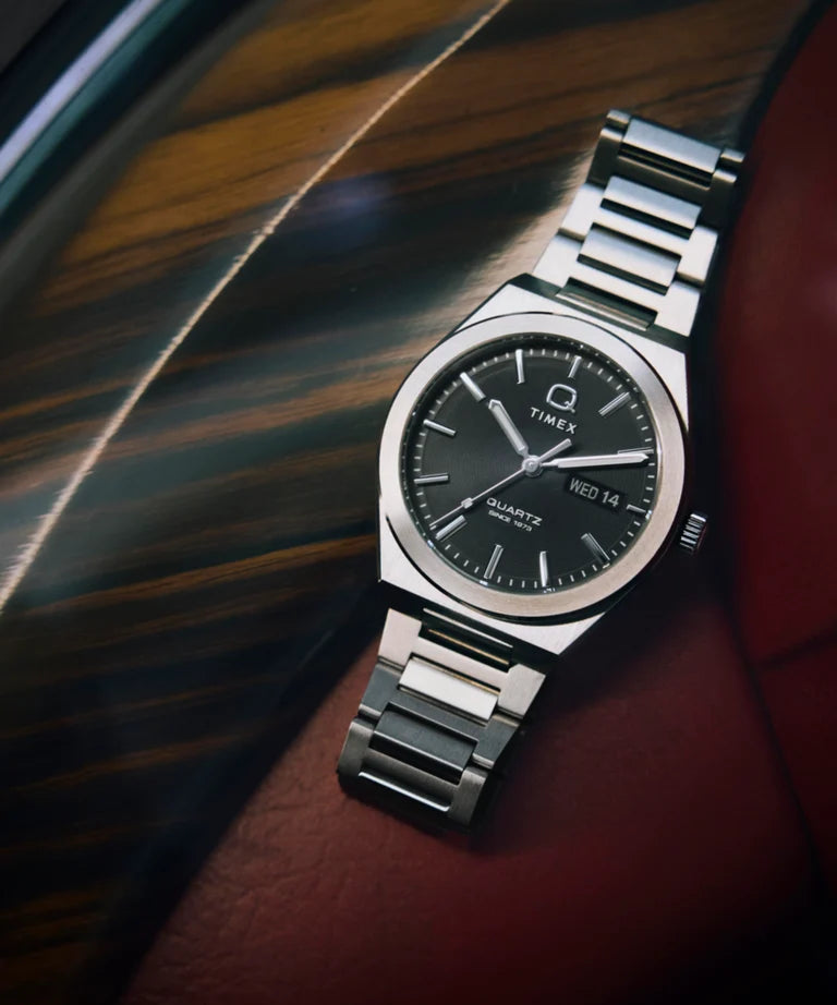 Timex : Q Timex Continental jour-date noir 39 mm, vue de présentation