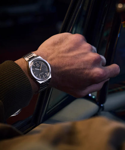Timex : Q Timex Continental jour-date noir 39 mm, vue au poignet