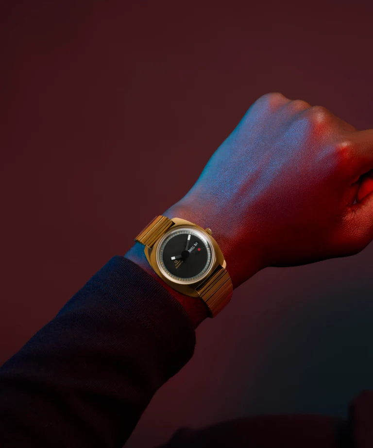 Timex : Q Timex 1975 Enigma noir 37 mm, vue au poignet