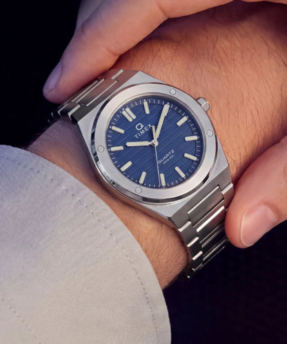 Timex : Q Timex Marbella bleu 40,5 mm, vue au poignet