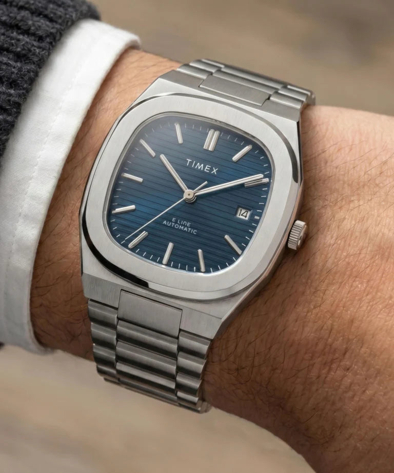 Timex : E Line automatique bleu 38 mm, vue au poignet
